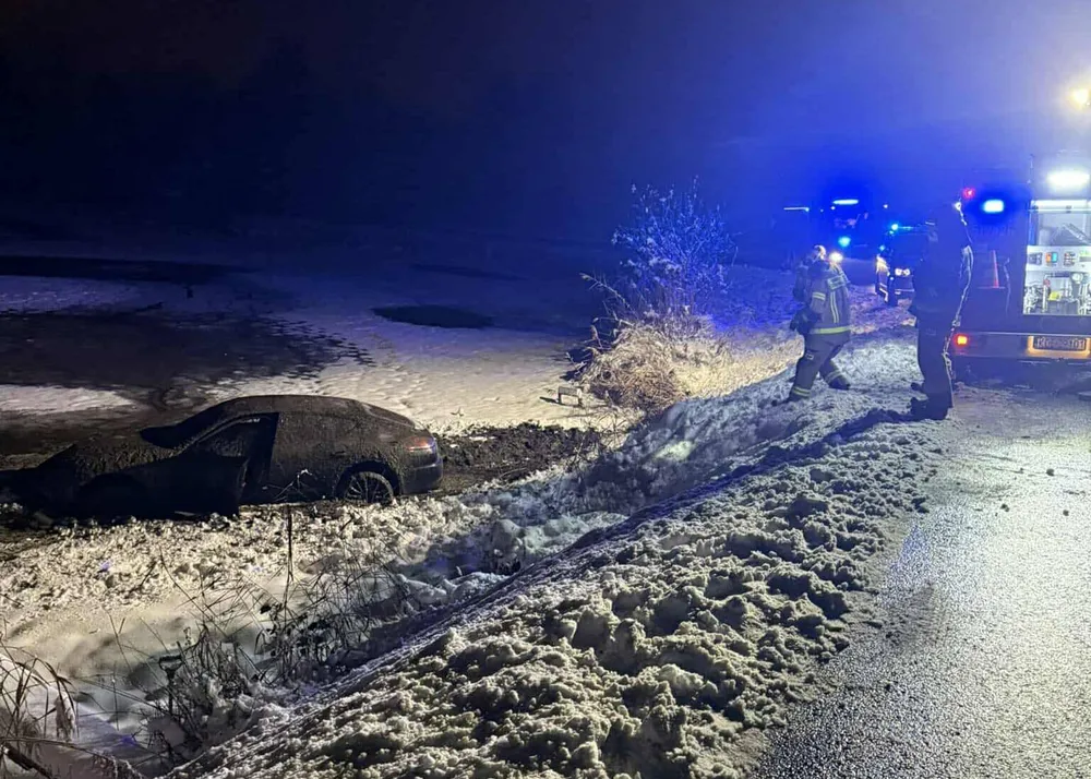 Trudne warunki na drogach w Małopolsce. Auto wylądowało w stawie