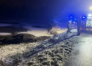 Trudne warunki na drogach w Małopolsce. Auto wylądowało w stawie