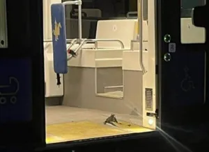 Szokująca historia z Krakowa. Szyna wbiła się w podłogę tramwaju