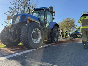 Poważny wypadek pod Krakowem. Zderzenie samochodu osobowego z ciągnikiem