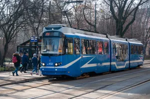 Kraków wprowadza rewolucję w MPK. Koniec z głośną muzyką i telefonami na głos!