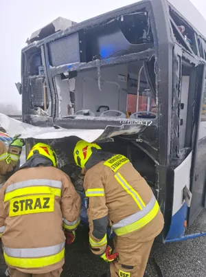 Dramatyczny wypadek na Zakopiance na trasie Kraków-Myślenice. Jest wiele osób rannych, droga zablokowana