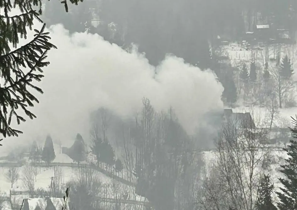 Dziesiątki strażaków walczy z pożarem budynku mieszkalnego w Małopolsce. Są poszkodowani