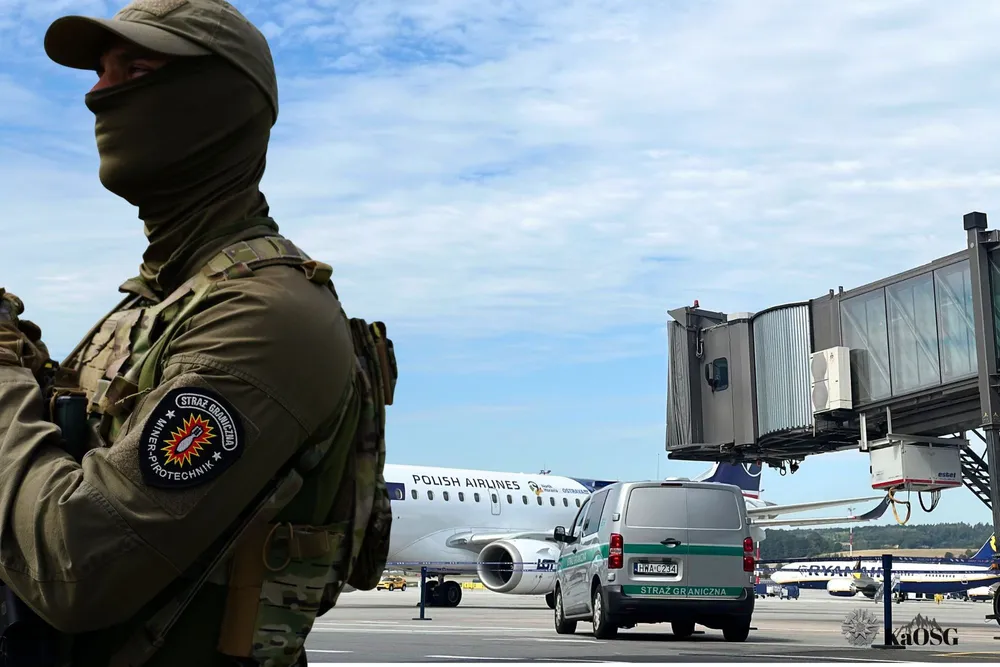 Gorący czas na lotnisku w Krakowie. Zatrzymania, interwencje i mandat za „żart o bombie”