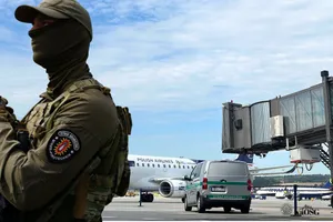 Gorący czas na lotnisku w Krakowie. Zatrzymania, interwencje i mandat za „żart o bombie”