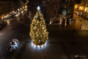 Choinka na Rynku Głównym zaświeci już w sobotę! Mikołajki w Krakowie pod znakiem „Rozbłyśnij z Krakowem”