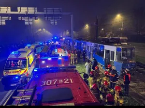 Czołowe zderzenie tramwajów w Krakowie! 35 osób rannych, motorniczy walczy o życie