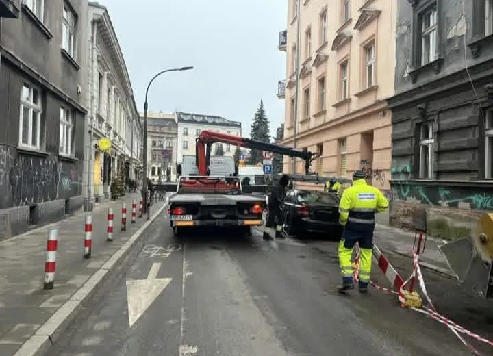 Poranny chaos w centrum Krakowa. Ul. Dolnych Młynów całkowicie zablokowana