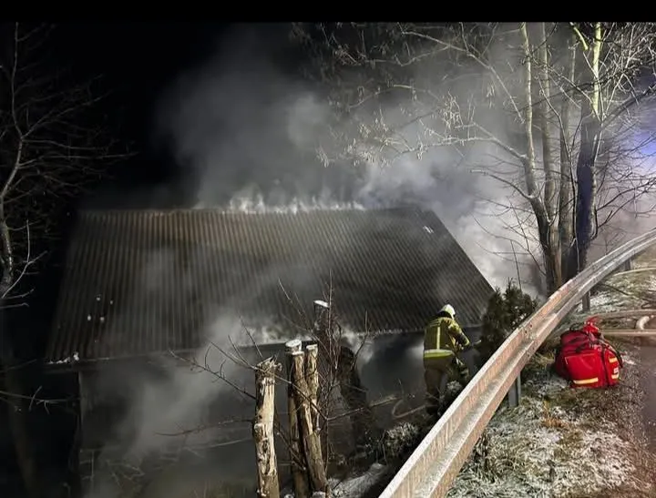 Groźny pożar pod Krakowem. Zaczęło się od próby odpalenia kominka