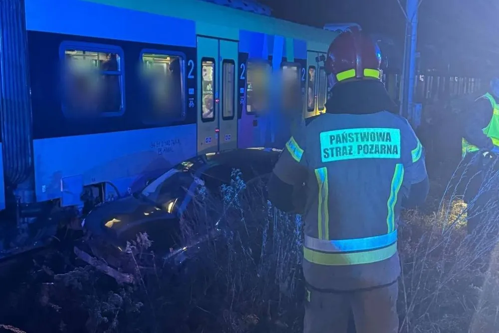 Kolizja pociągu z samochodem w Tarnowie. Podróżowało 230 osób