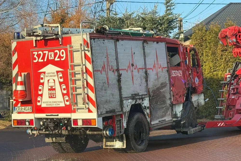 Skawina: Wóz OSP w rowie. Jeden strażak trafił do szpitala
