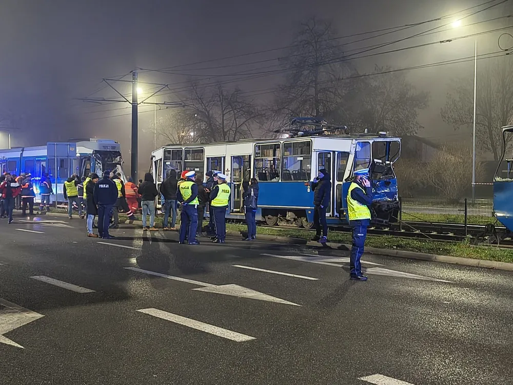 Nowe informacje po zderzeniu tramwajów w Krakowie. Poprawił się stan motorniczego
