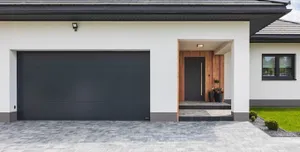 Bramy garażowe, okna i drzwi w jednym designie i stylu – jak osiągnąć idealną harmonię elewacji?