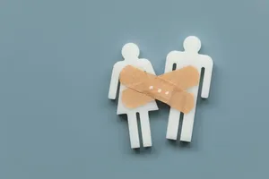 Porządki w relacjach przed świętami. Dlaczego to dobry moment, by przetrzeć nie tylko półki, ale i emocje