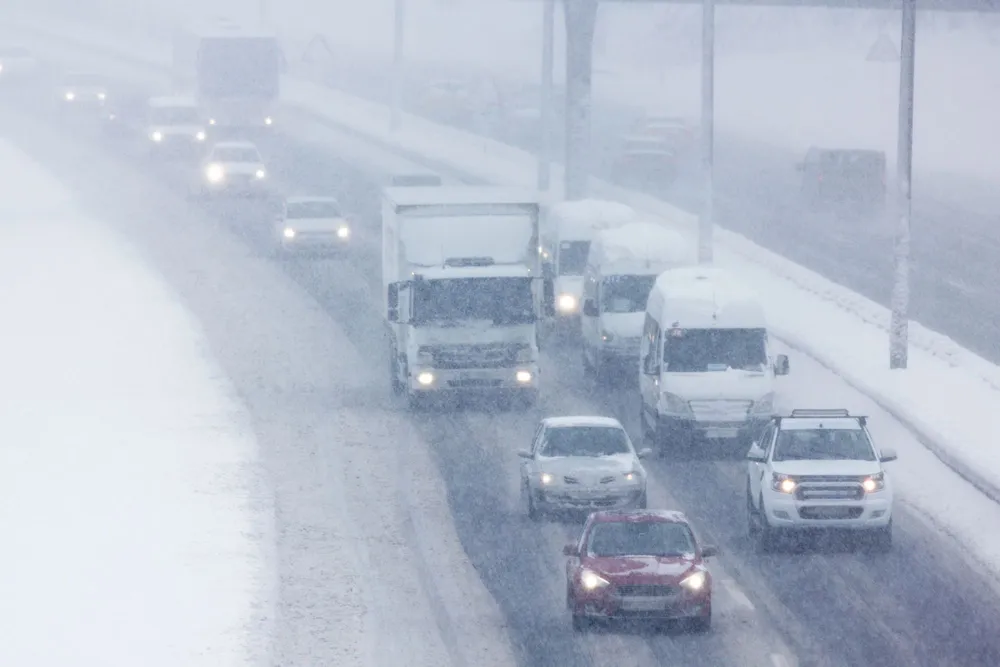 Śnieżyce, marznące opady, utrudnienia w komunikacji. Alerty pogodowe dla większości powiatów