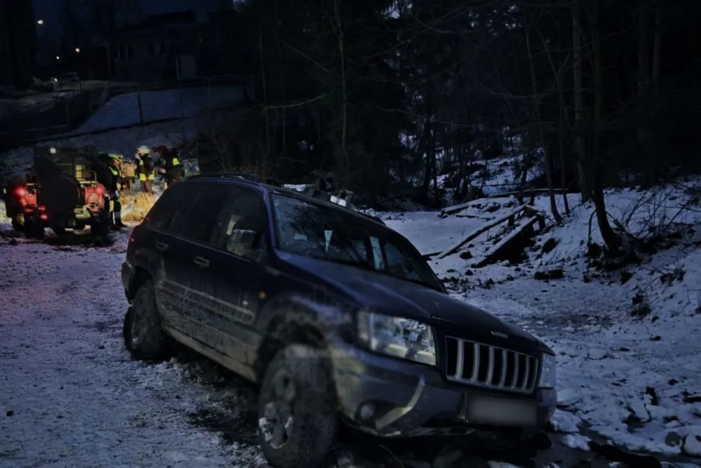 Porzucił 82-latka na mrozie w wywróconym aucie. Są zarzuty dla sprawcy