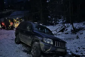 Porzucił 82-latka na mrozie w wywróconym aucie. Są zarzuty dla sprawcy