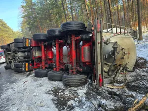 Cysterna Volvo na boku. Ślisko na drogach w Małopolsce