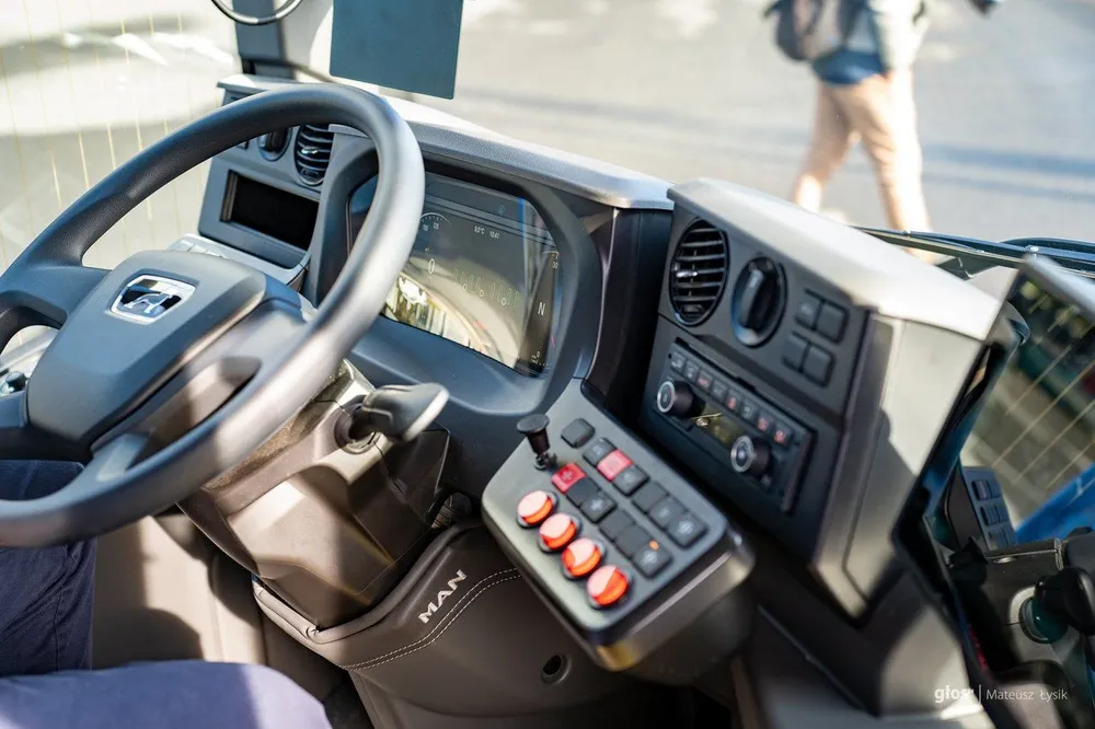 Czujność kierowcy z Myślenic zapobiegła tragedii. Senior bezpiecznie trafił pod opiekę