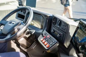 Czujność kierowcy z Myślenic zapobiegła tragedii. Senior bezpiecznie trafił pod opiekę