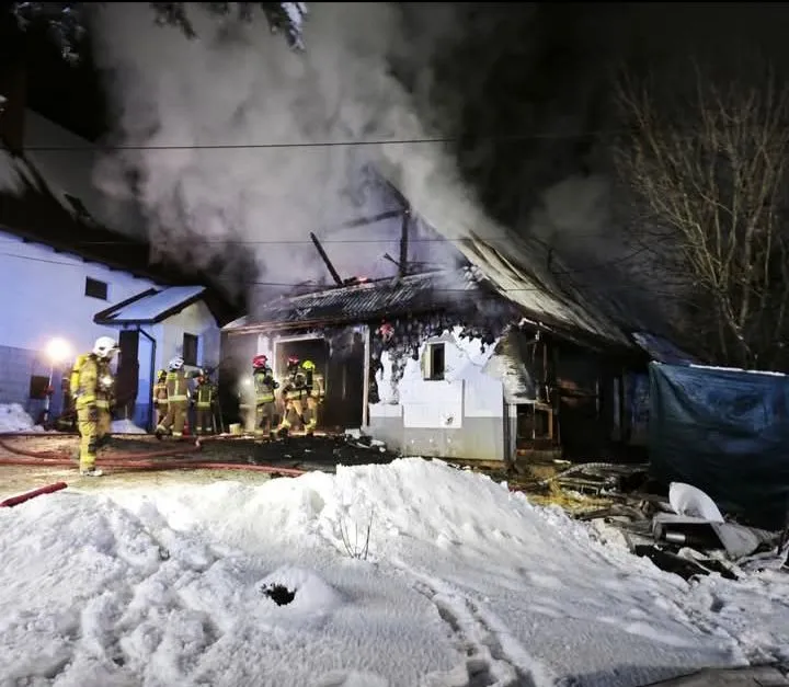 Alarm po północy! Płonął budynek gospodarczy w Małopolsce