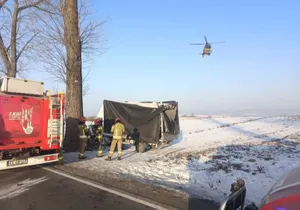 Poważny wypadek pod Krakowem. Kierowca uwięziony w aucie, LPR na miejscu