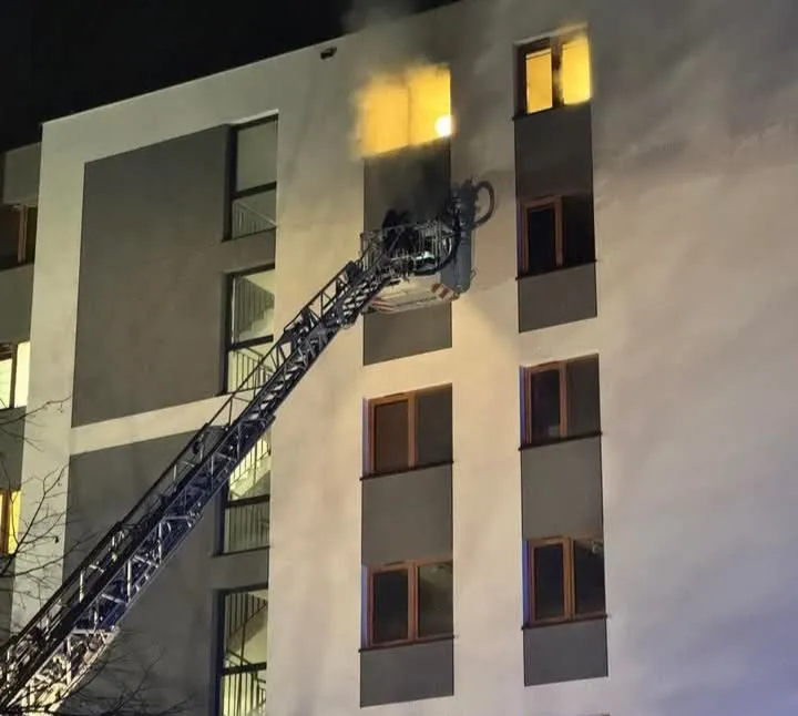 Mieszkańcy jednego z bloków w Krakowie przeżyli szok. W nocy wybuchł pożar mieszkania