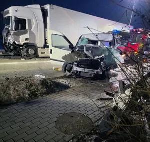 Poważny wypadek w Małopolsce. Śmigłowiec LPR na miejscu, trudna akcja strażaków