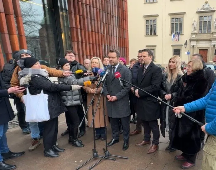 PiS włącza się w zbiórkę podpisów pod referendum. „Mamy prezydenta skaczącego po dachach”