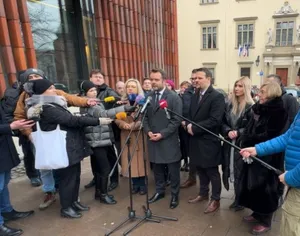 PiS włącza się w zbiórkę podpisów pod referendum. „Mamy prezydenta skaczącego po dachach”