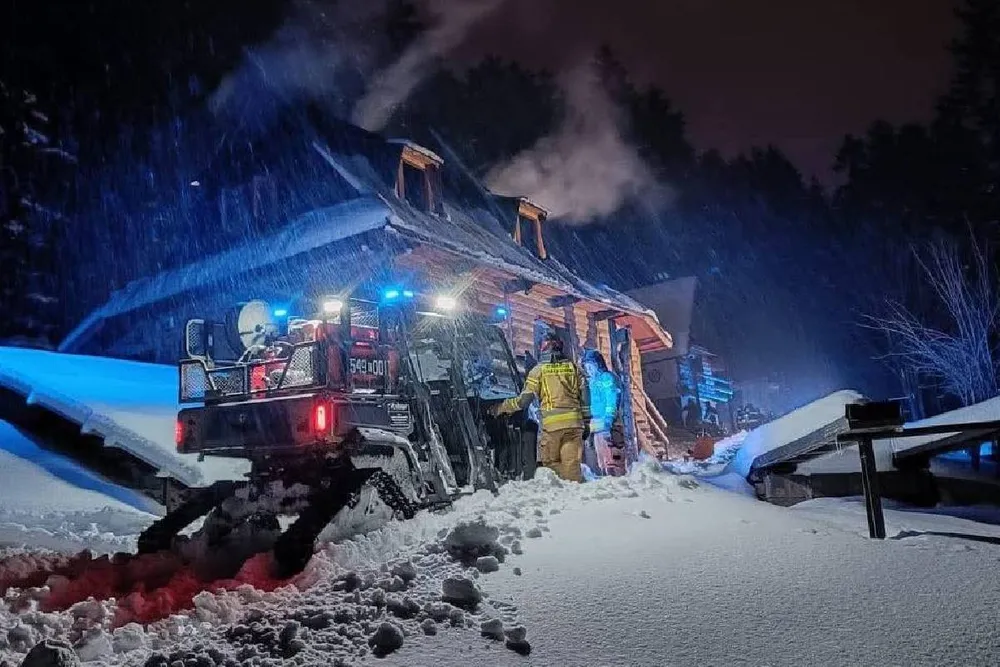 Pożar poddasza budynku mieszkalnego w Zakopanem. Liczne działania straży