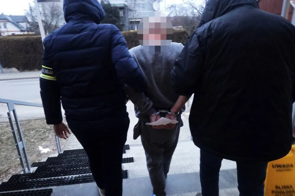 Policjanci chcieli mu pomóc, a on ich zaatakował nożem! Zaskakujące zdarzenie w Nowym Sączu