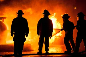 Rozległy pożar pod Nowym Tagiem. Ranne dzieci, oraz strażak