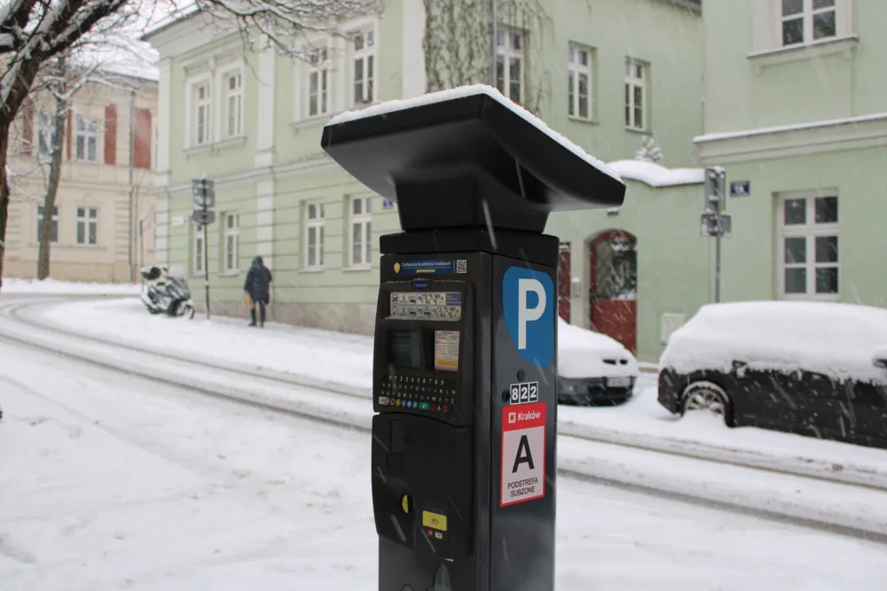 Zima zaskoczyła... parkometry. Liczne awarie w Krakowie
