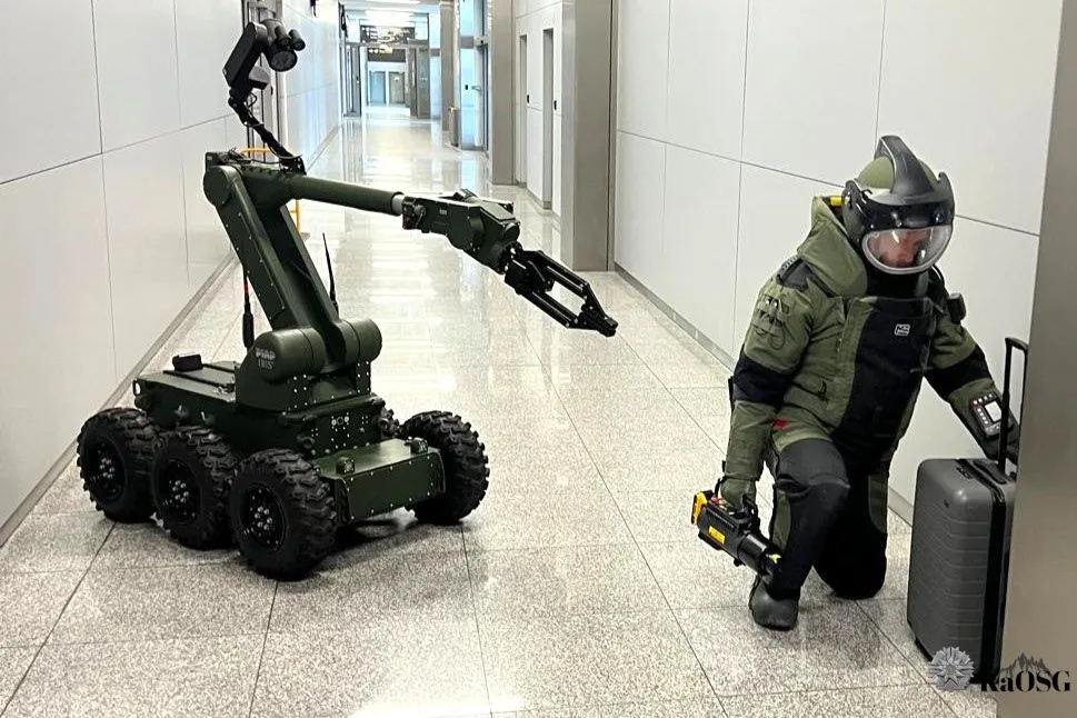 Akcja służb na lotnisku w Krakowie. Portugalczyk twierdził, że ma przy sobie bombę