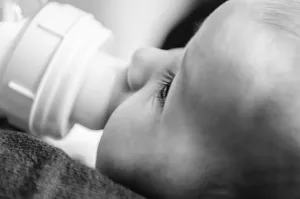 Karmisz dziecko mlekiem modyfikowanym? GIS ostrzega: sprawdź tę partię Bebilonu