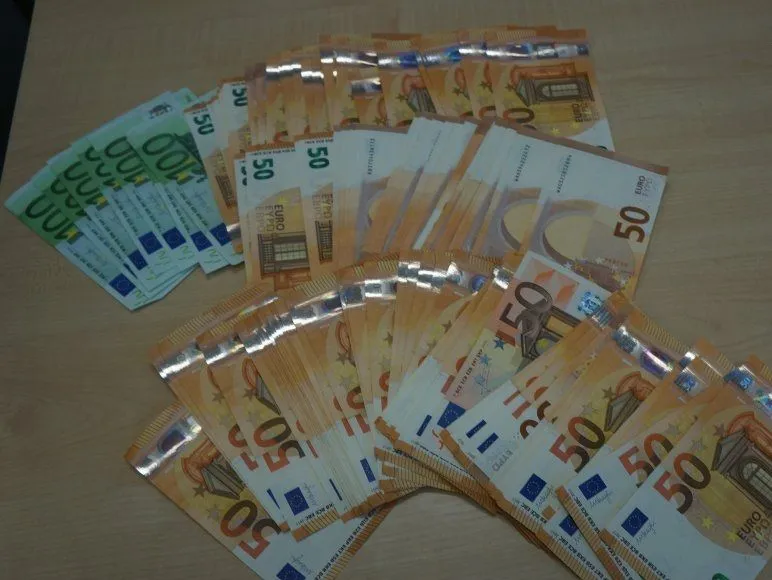 Ukradł znajomemu blisko 9,5 tysiąca euro. Policjanci z Małopolski odzyskali całą skradzioną kwotę