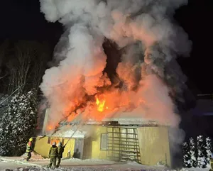 Dziesiątki strażaków walczyło z wielkim ogniem. Płonął zakład stolarski w Małopolsce