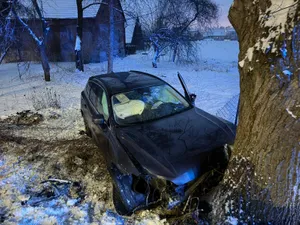 Groźny wypadek w Małopolsce. Pijany kierowca wjechał w drzewo