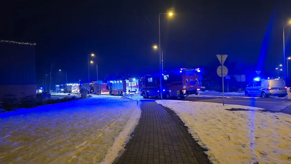 Pożar hali przy ul. Dworcowej w Trzebini. Gmina wydała ostrzeżenie dla mieszkańców