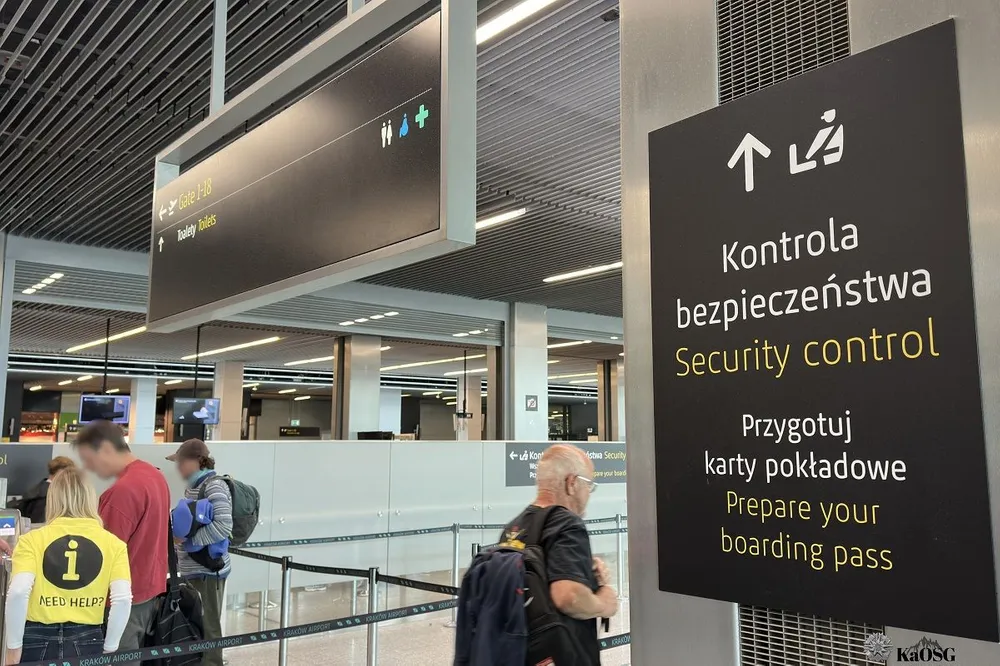 Skandal na lotnisku w Krakowie! Znany „fighter” wulgarnie zaatakował grupę Żydów [WIDEO]