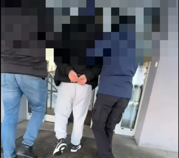 Myślał, że nigdy go nie złapią. „Łowcy głów” z Krakowa dopadli go, gdy wrócił do dziewczyny!