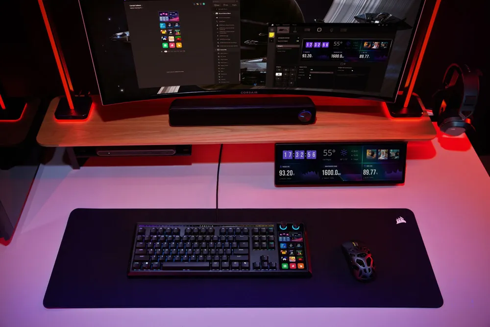 Corsair GALLEON 100 SD na biurku przed monitorem