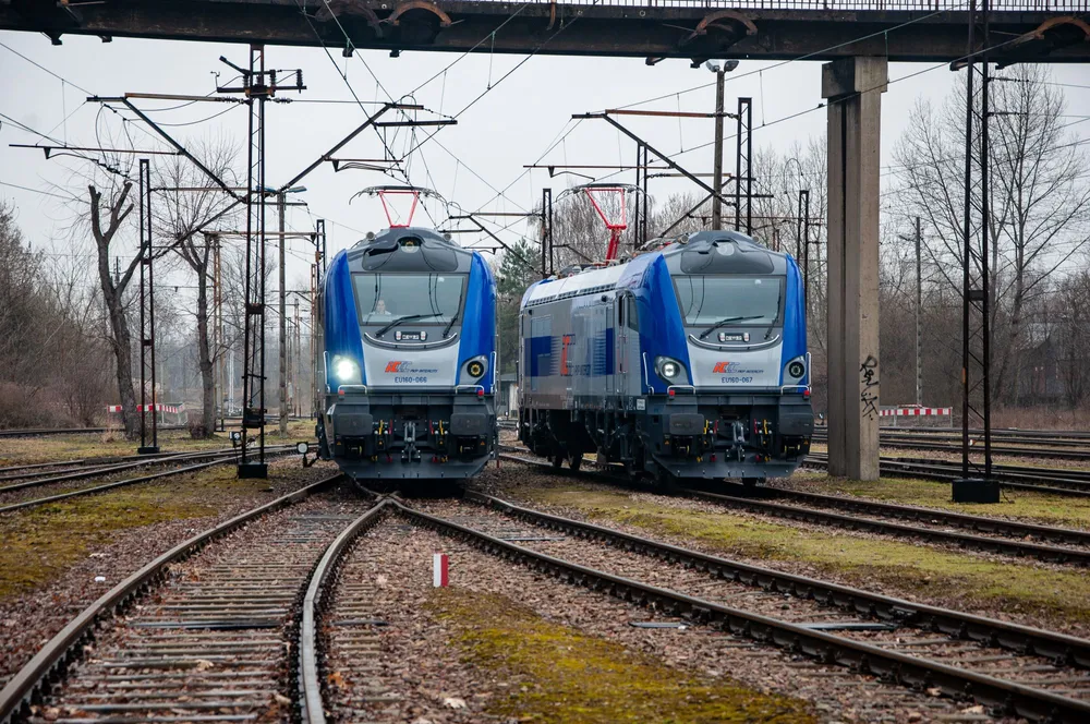Sejf z bronią porzucony przy torach. Nocna akcja policji w Krakowie