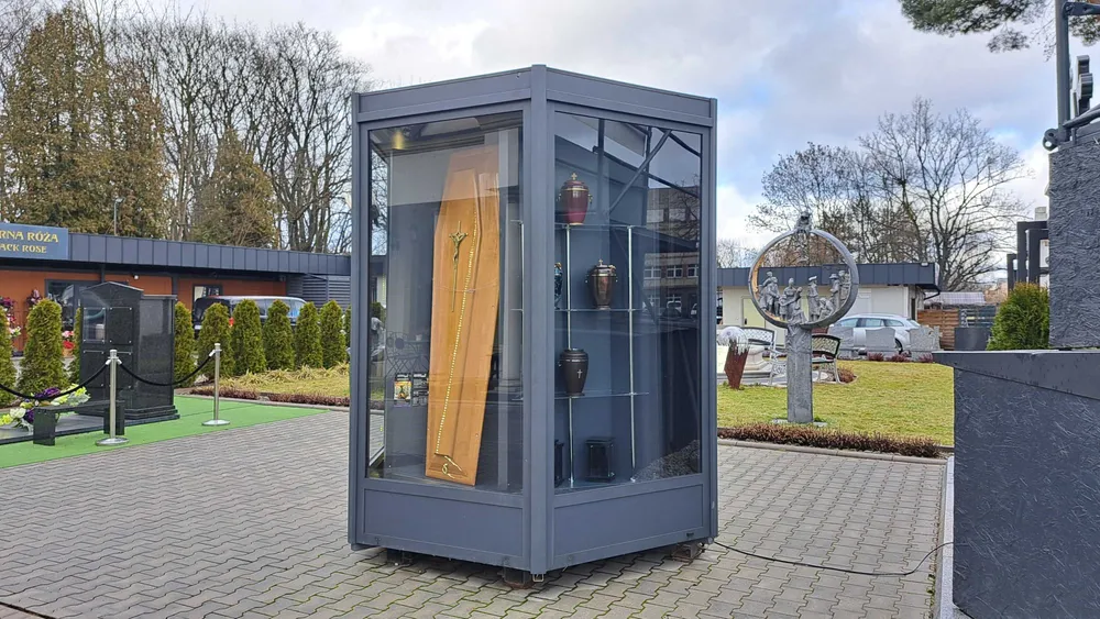 Zamiast słodyczy i kwiatów – trumny w automacie. Takiej ekspozycji Kraków nie widział