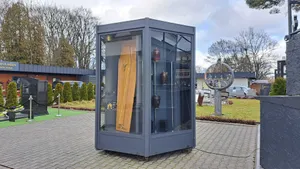 Zamiast słodyczy i kwiatów – trumny w automacie. Takiej ekspozycji Kraków nie widział