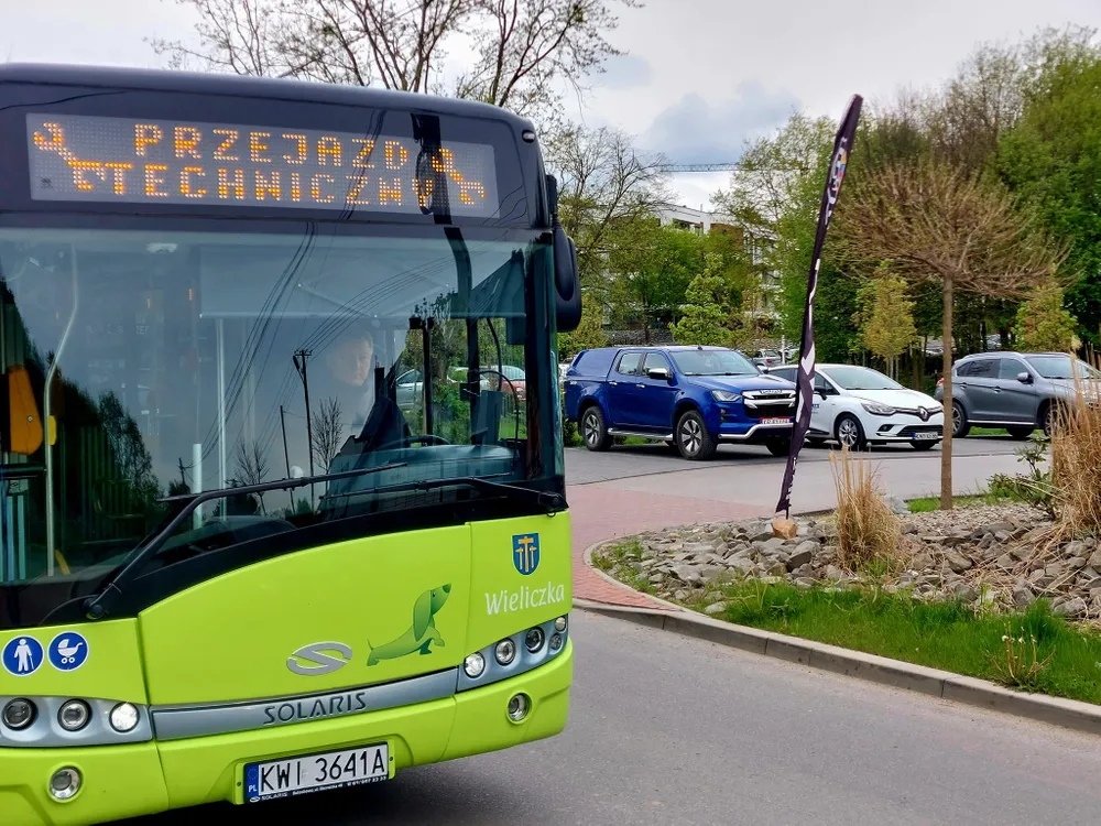 Zielone autobusy bez biletu metropolitalnego. Mieszkańcy zapłacą dwa razy