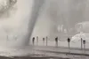 Dziesięciometrowy strumień wody w Krakowie. Wyciek w rejonie Placu Imbramowskiego [WIDEO]