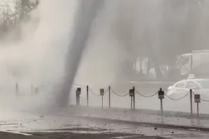 Dziesięciometrowy strumień wody w Krakowie. Wyciek w rejonie Placu Imbramowskiego [WIDEO]