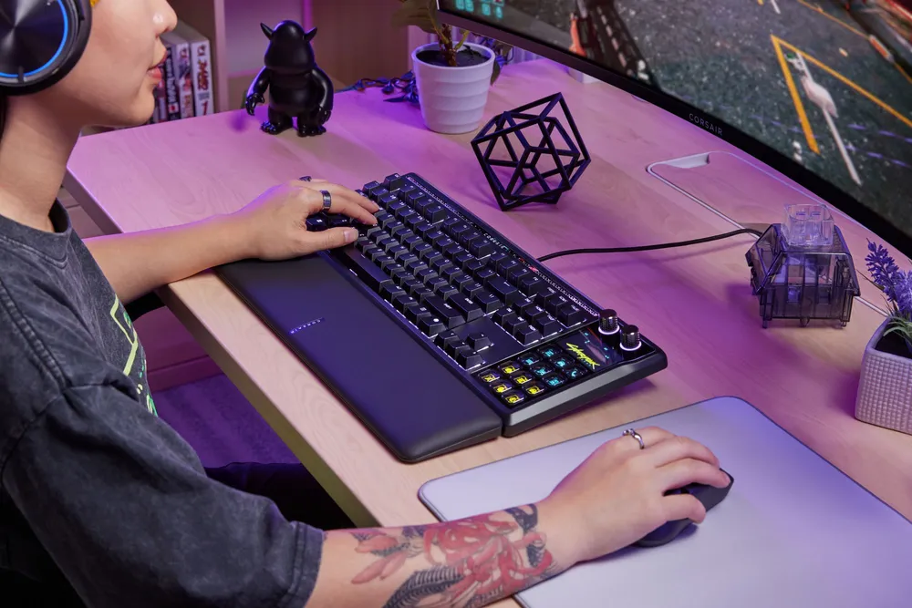 zdjęcie przedstawiające gracza przy klawiaturze GALLEON 100 SD